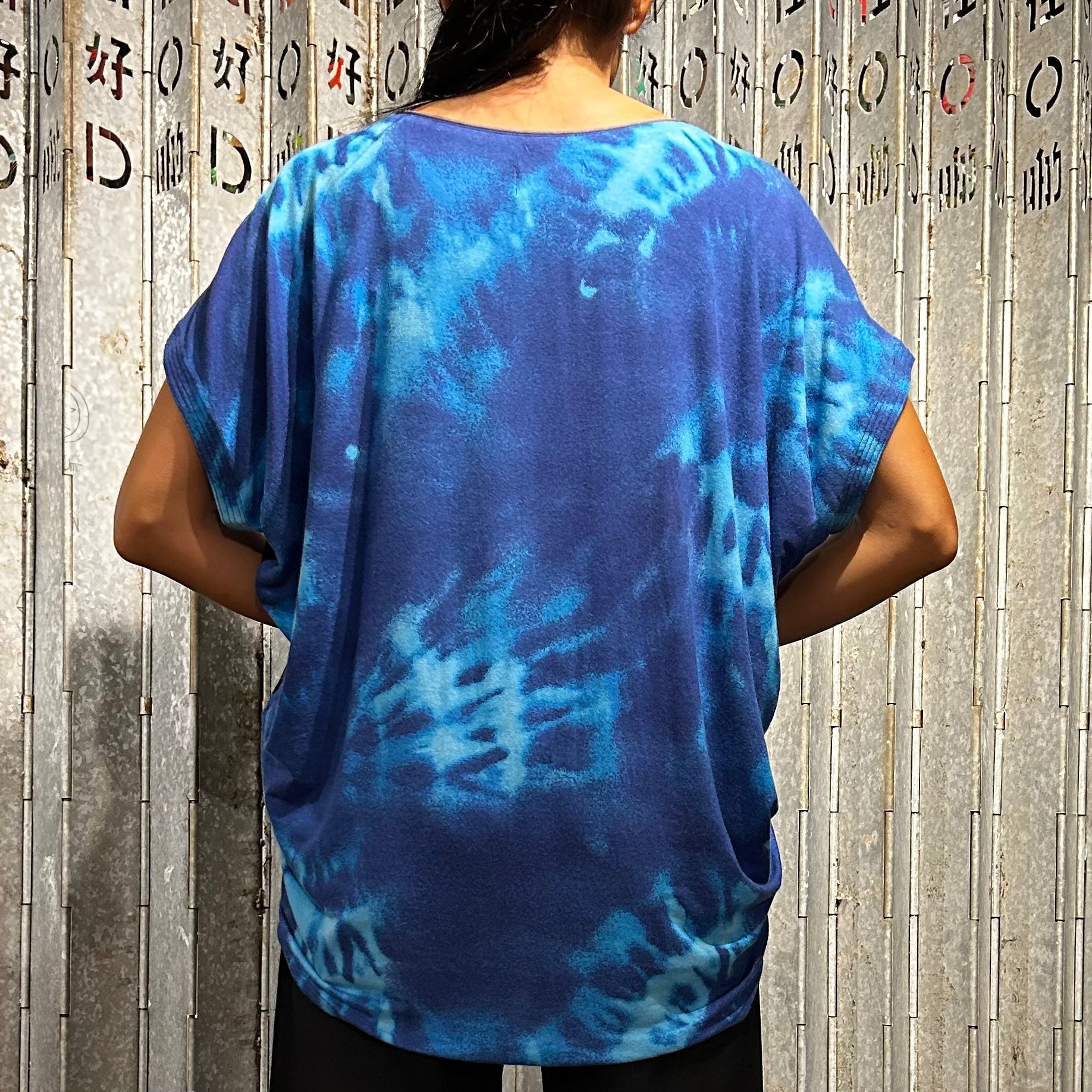 Wing Top with 3 Chinese Button, Blue / Tie-dye