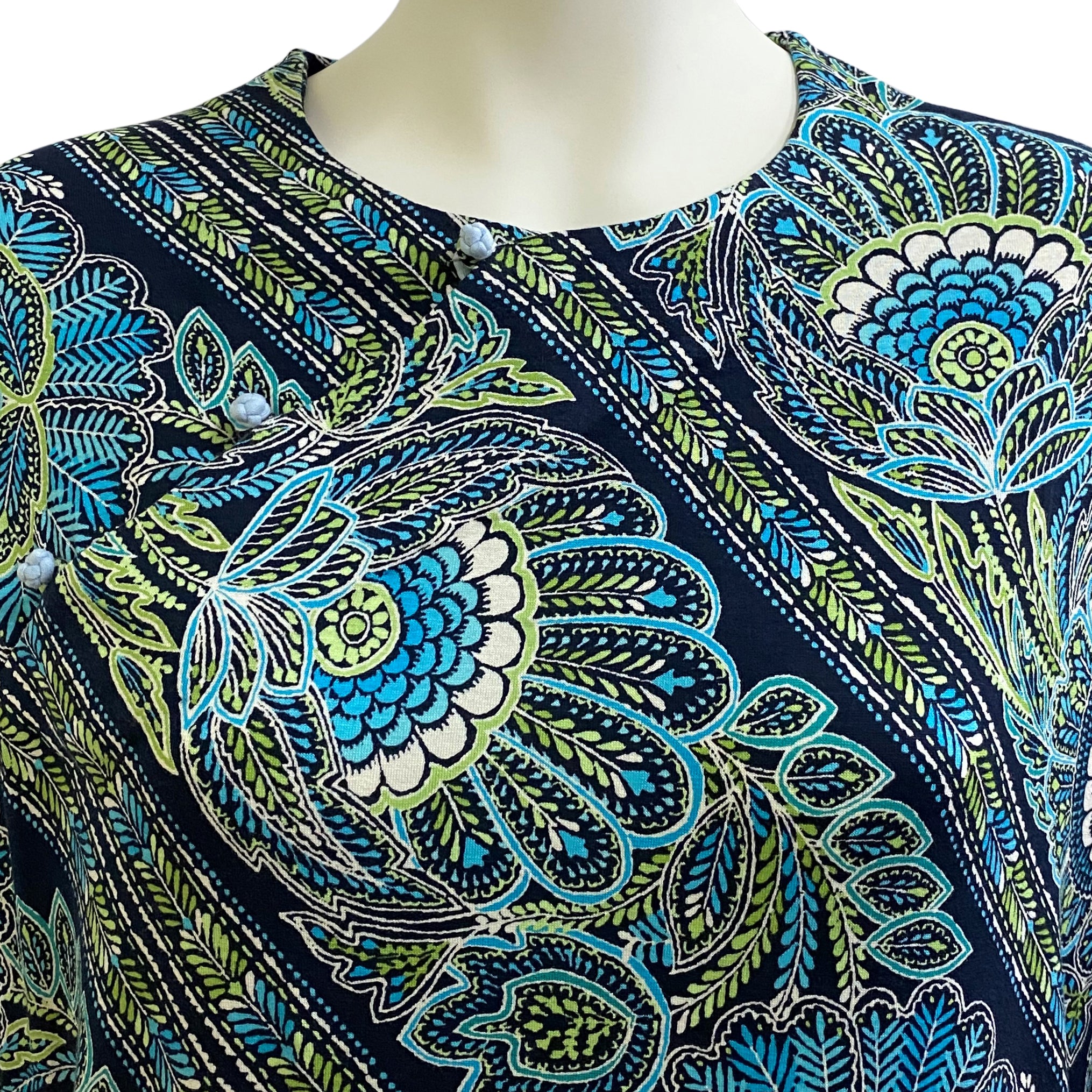 V-neck Top w/ Chinese buttons, Green/Navy Feathers